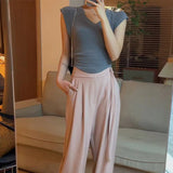 The Design Feels Pure, The Hot Girl V-Collar Short-Sleeved T-Shirt, The New Summer Style Shows A Thin Waist And A Small Number Of Inner Jackets.